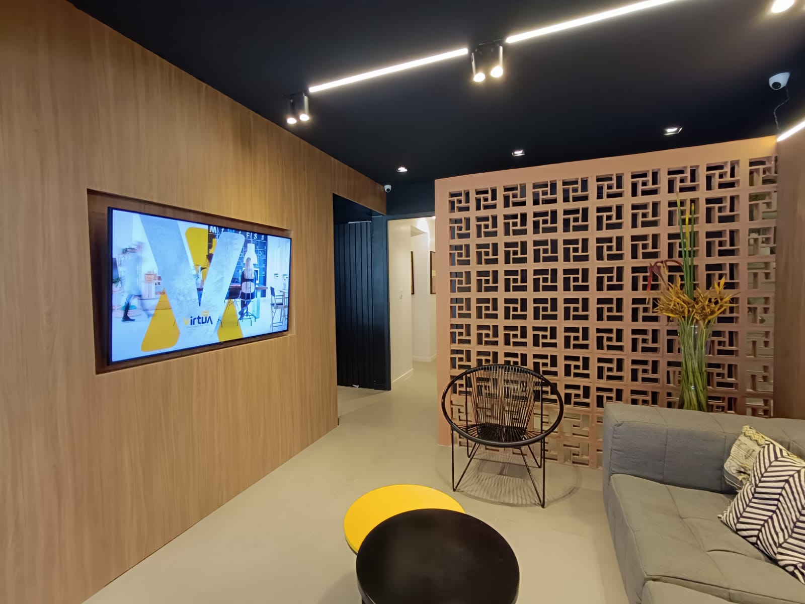 Recepção de uma unidade Virtua Office com salas de reunião envidraçadas